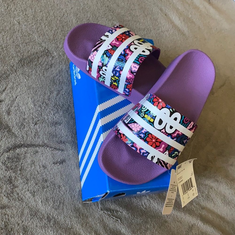 Adidas Adilette sides size 6 new with tags!